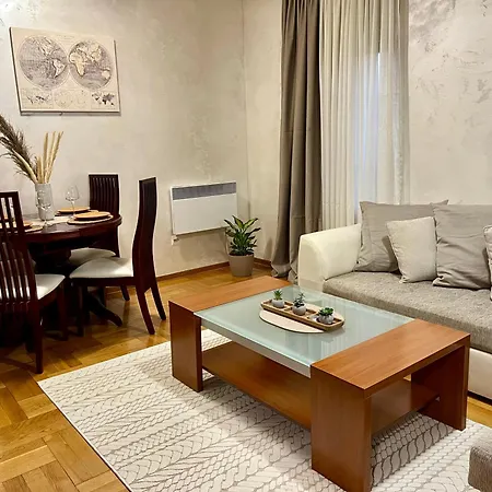 Апартаменти Cozy Modern *