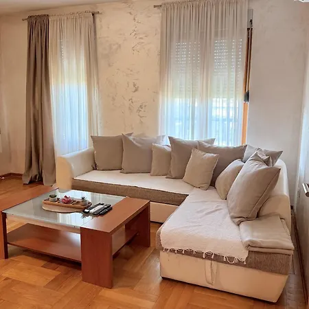 Cozy Modern Апартаменти